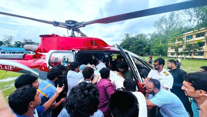সড়ক দুর্ঘটনায় আহত শিক্ষার্থীকে এয়ার অ্যাম্বুলেন্সে ঢাকার হাসপাতালে পাঠাল রুয়েট প্রশাসন